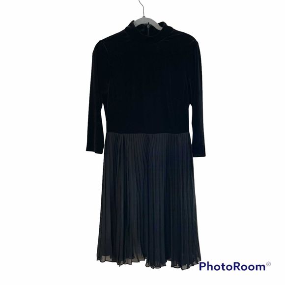 Adrianna Papell Dresses & Skirts - Adrianna Papell Velvet Top Fit and Flare Pleated
Chiffon Skirt Dress Size 8
